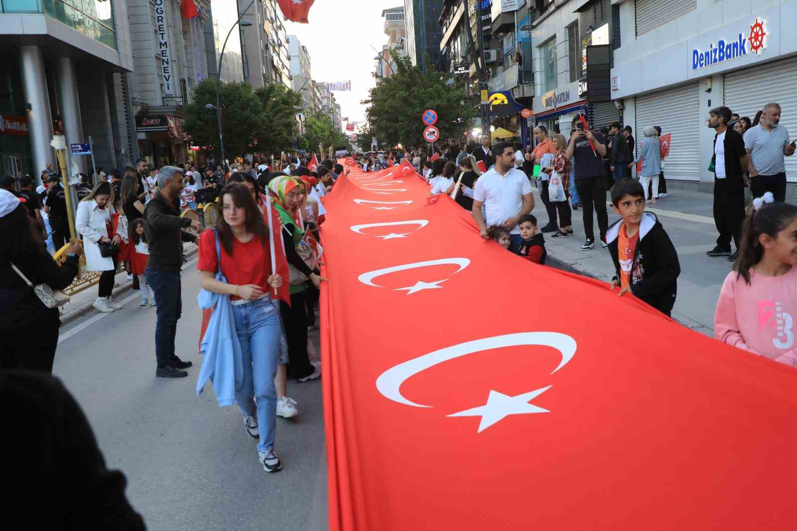 Elazığ’da fener alayı renkli görüntüler oluşturdu
