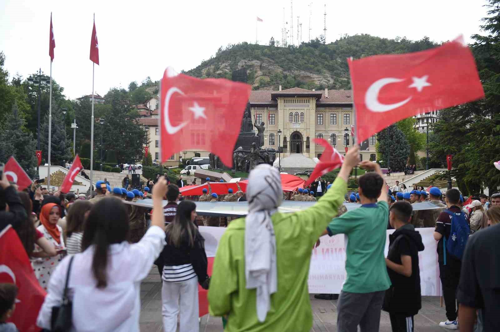 1919 metrelik Türk bayrağıyla yürüdüler
