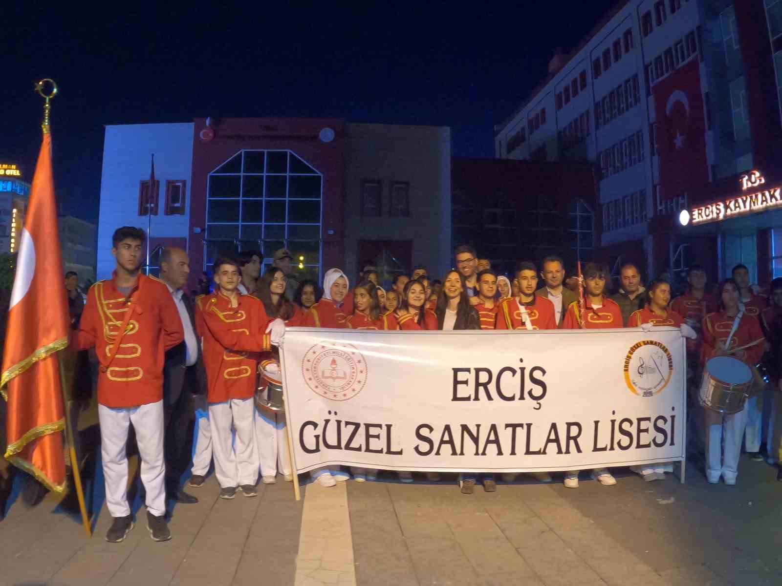 Erciş’te 19 Mayıs bayrak yürüyüşü yapıldı
