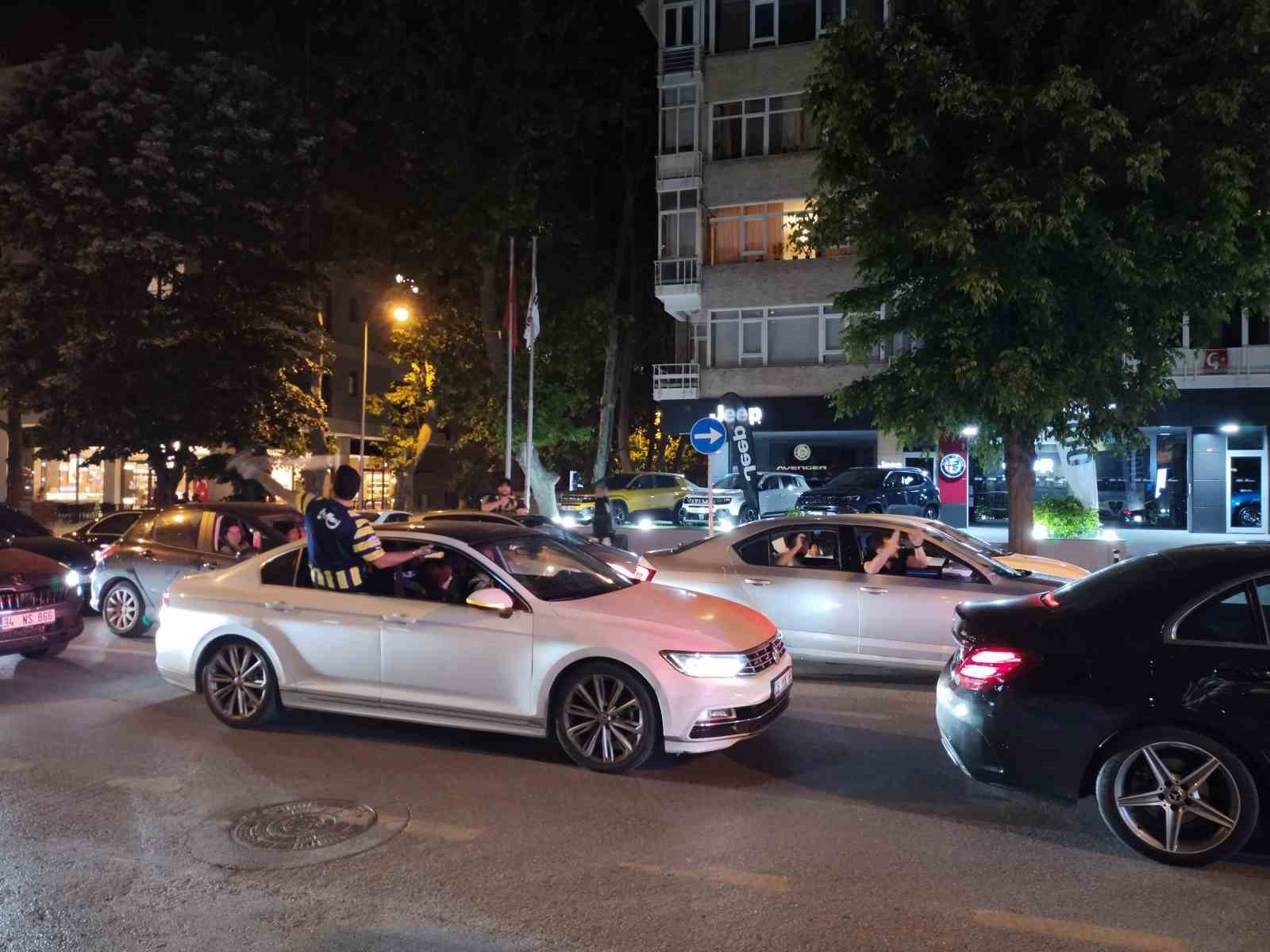 Derbi galibiyetini taraftarlar Bağdat Caddesi’nde kutladı
