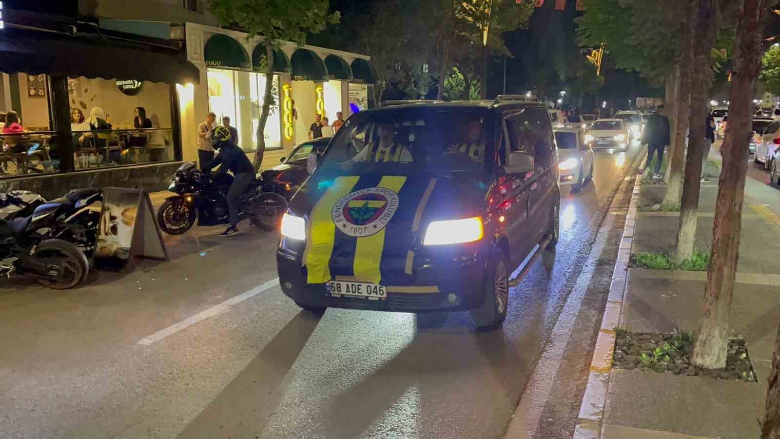 Aksaray&rsquo;da Fenerbah&ccedil;eliler derbi galibiyetini kutladı
