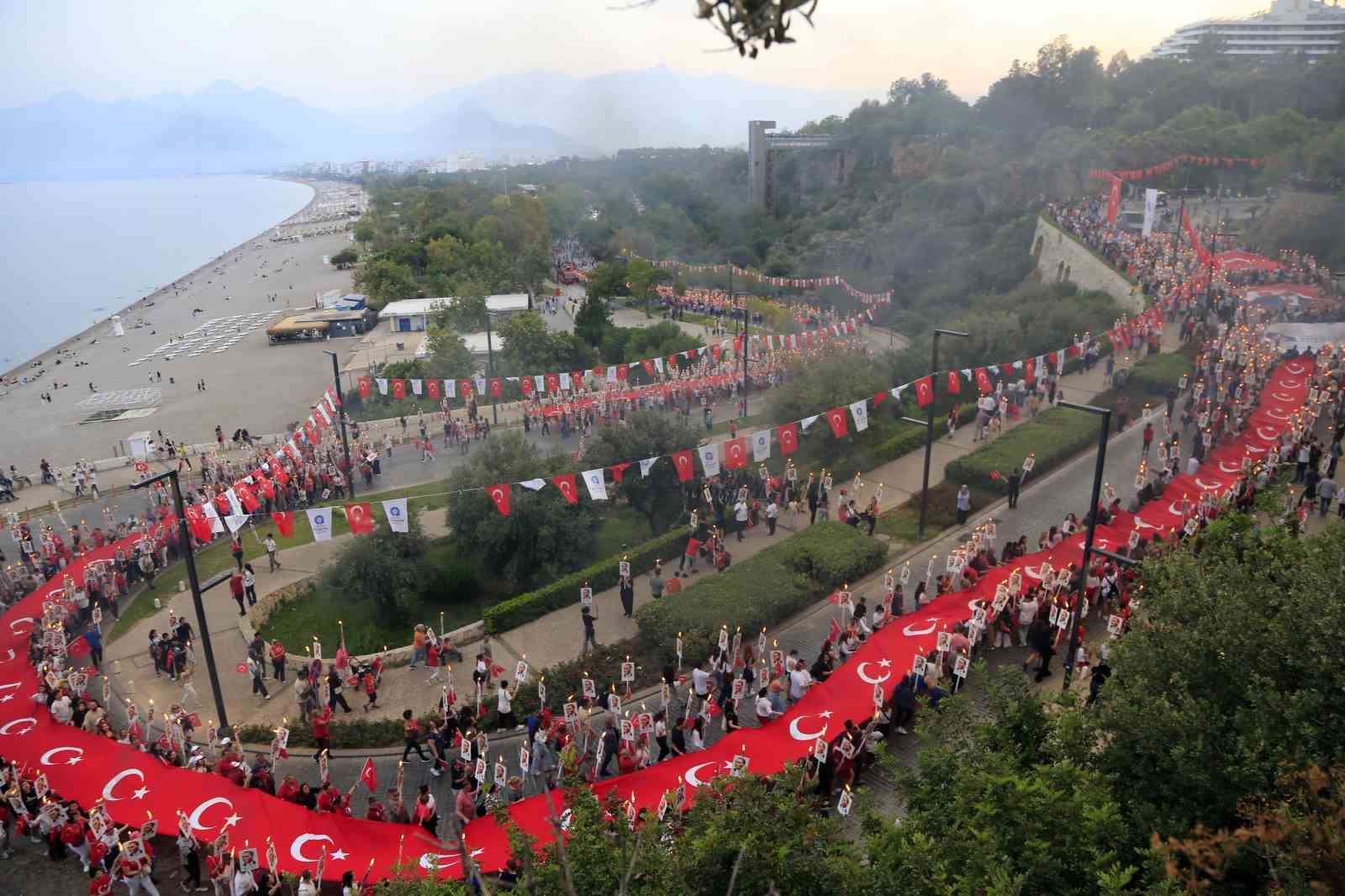 Binlerce kişi 400 metrelik Türk bayrağı eşliğinde yürüdü