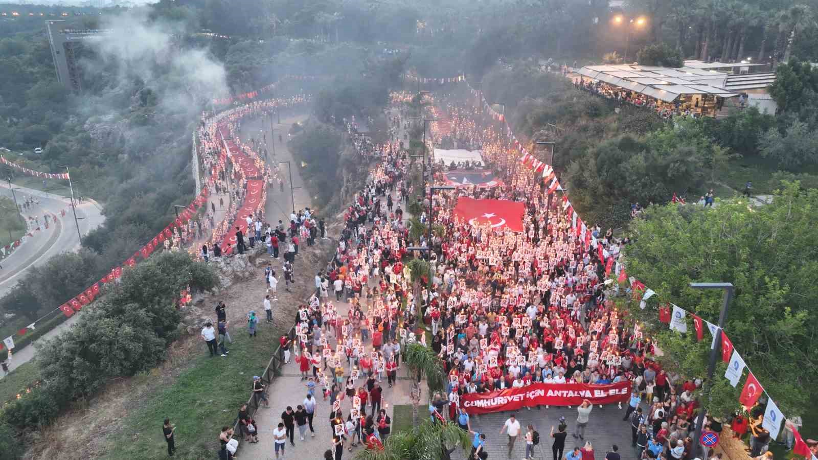 Binlerce kişi 400 metrelik Türk bayrağı eşliğinde yürüdü

