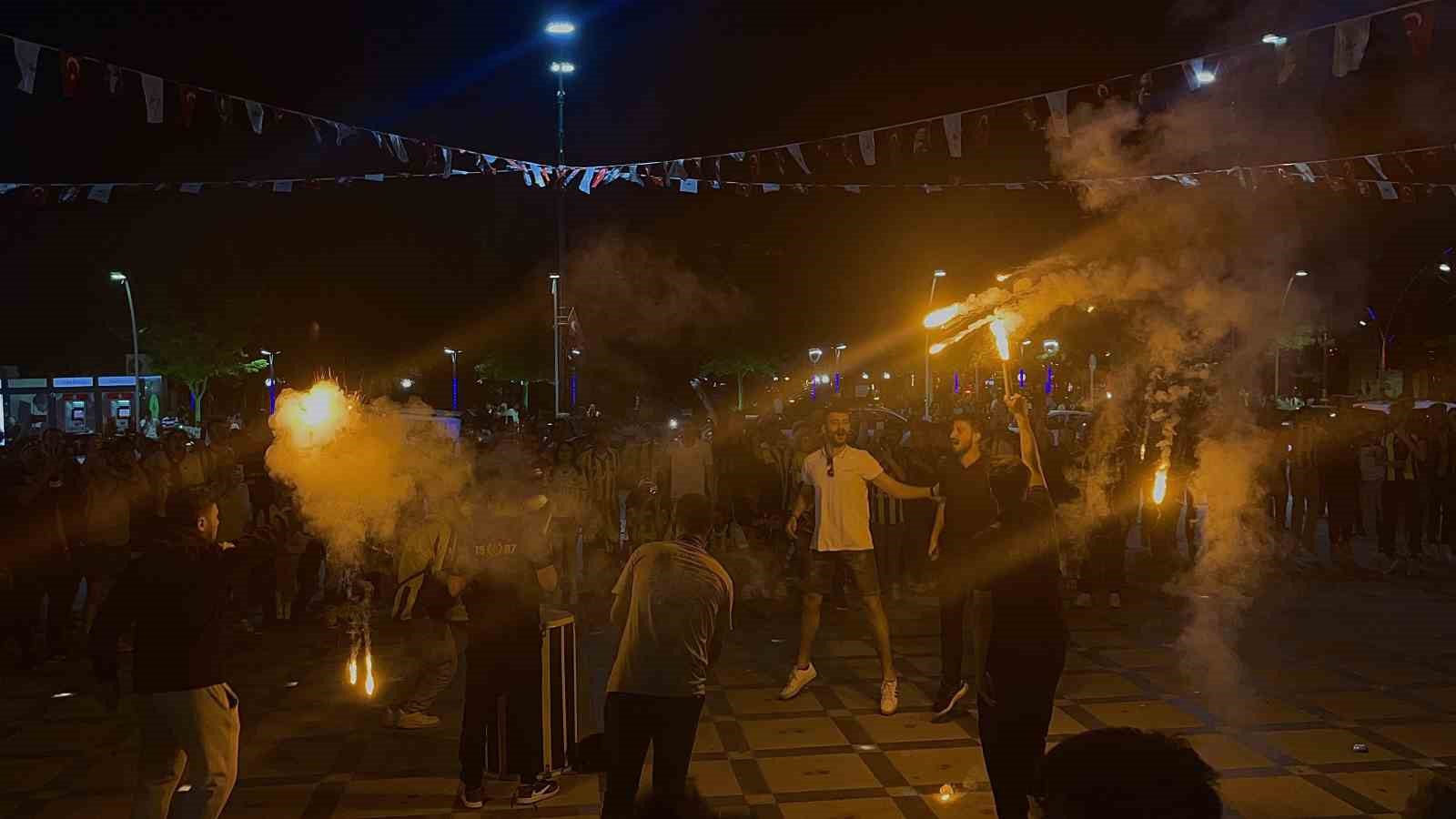 Burdur’da Fenerbahçeliler galibiyeti coşku ile kutladı
