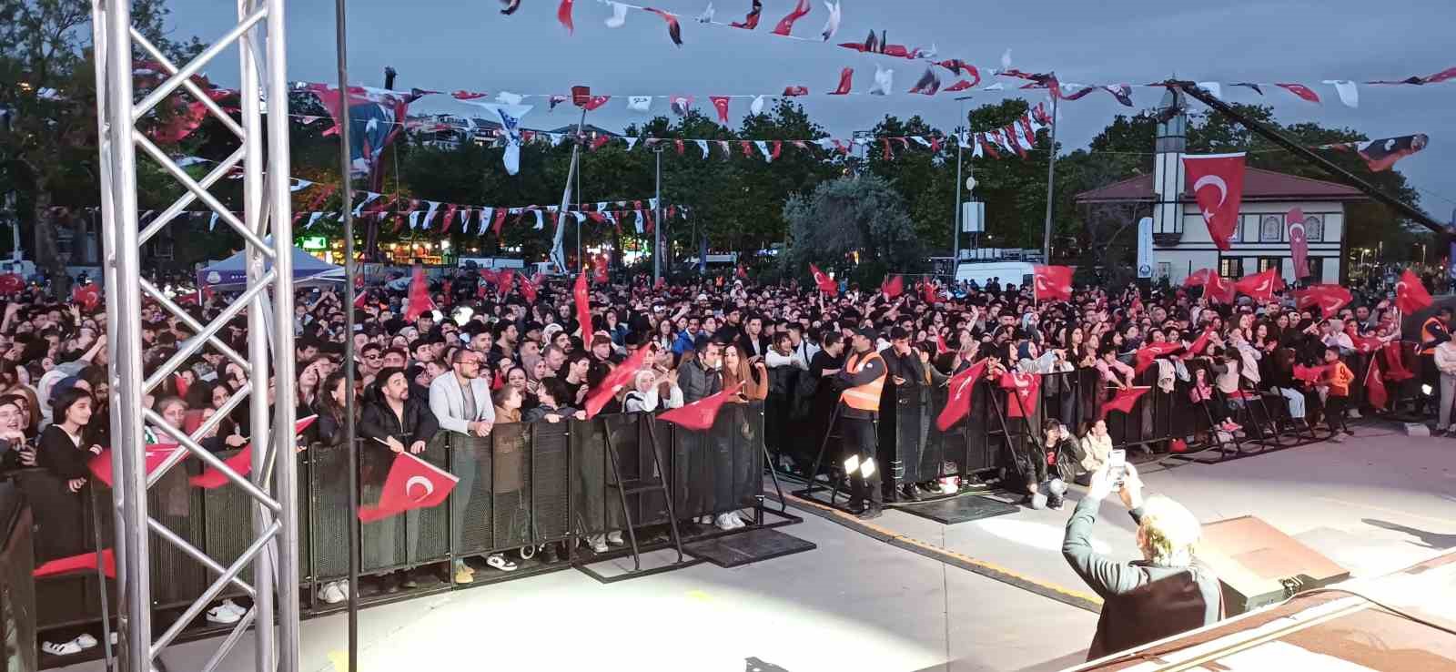 Avcılar’da 19 Mayıs kutlamasında Gülşen sahne aldı
