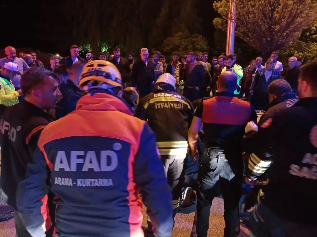 Takla atan otomobilde sıkışan 2 kişi kurtarıldı
