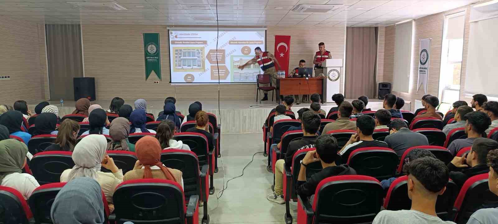 Dicle&rsquo;de lise &ouml;ğrencilerine Jandarma ve Sahil G&uuml;venlik Akademisi tanıtımı yapıldı
