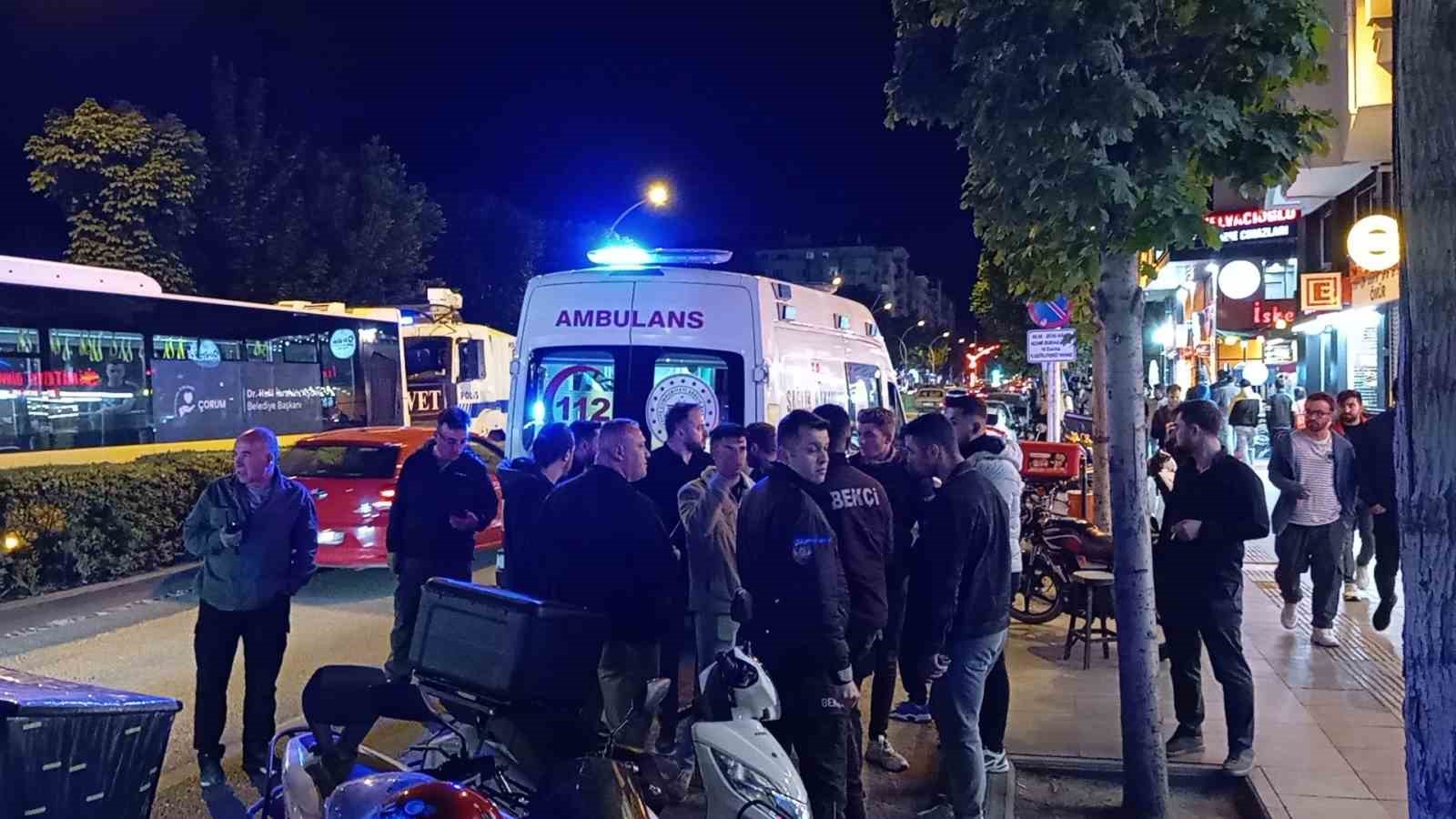 Derbi kavgasını ayırmak isterken bı&ccedil;aklandılar
