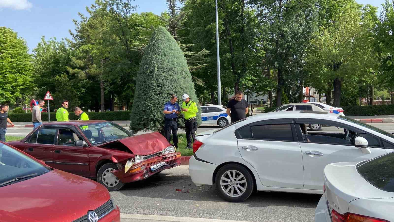 Karaman’da trafik kazası: 3 yaralı
