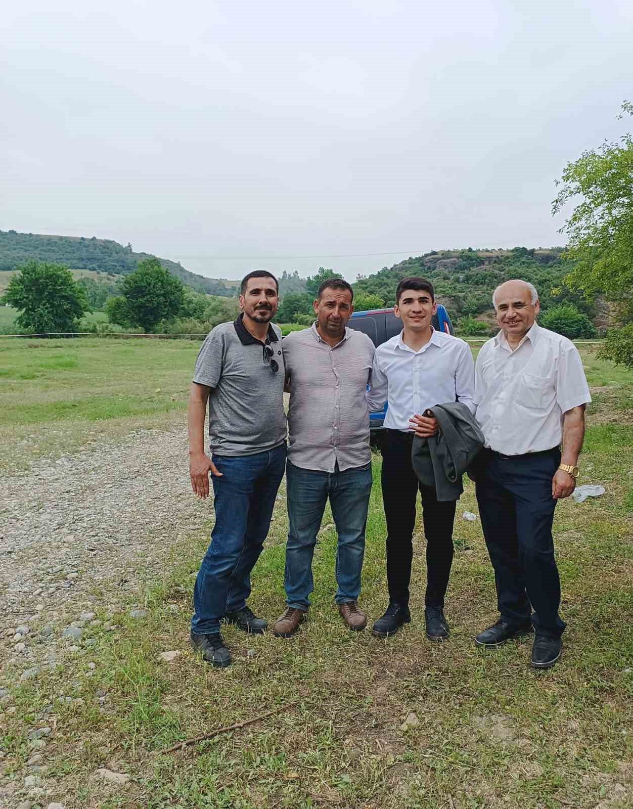 Adanalı muhtar mahalleli kaynaşsın istedi, ilk vaadini ger&ccedil;ekleştirdi
