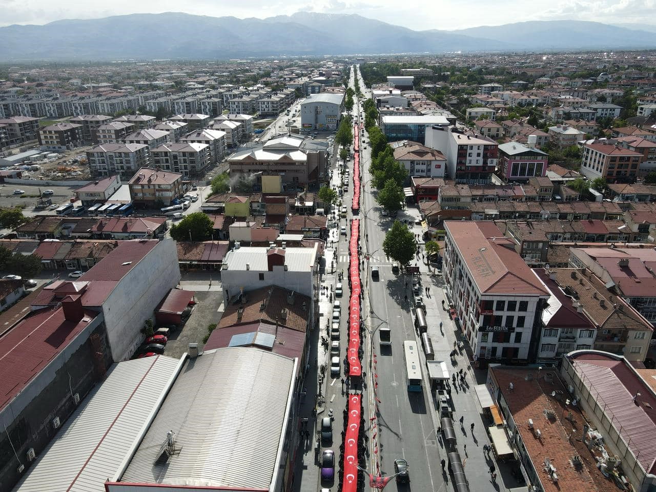 Erzincan&rsquo;da 500 metre uzunluğundaki T&uuml;rk bayrağıyla &lsquo;Gen&ccedil;lik Y&uuml;r&uuml;y&uuml;ş&uuml;&rsquo; yapıldı
