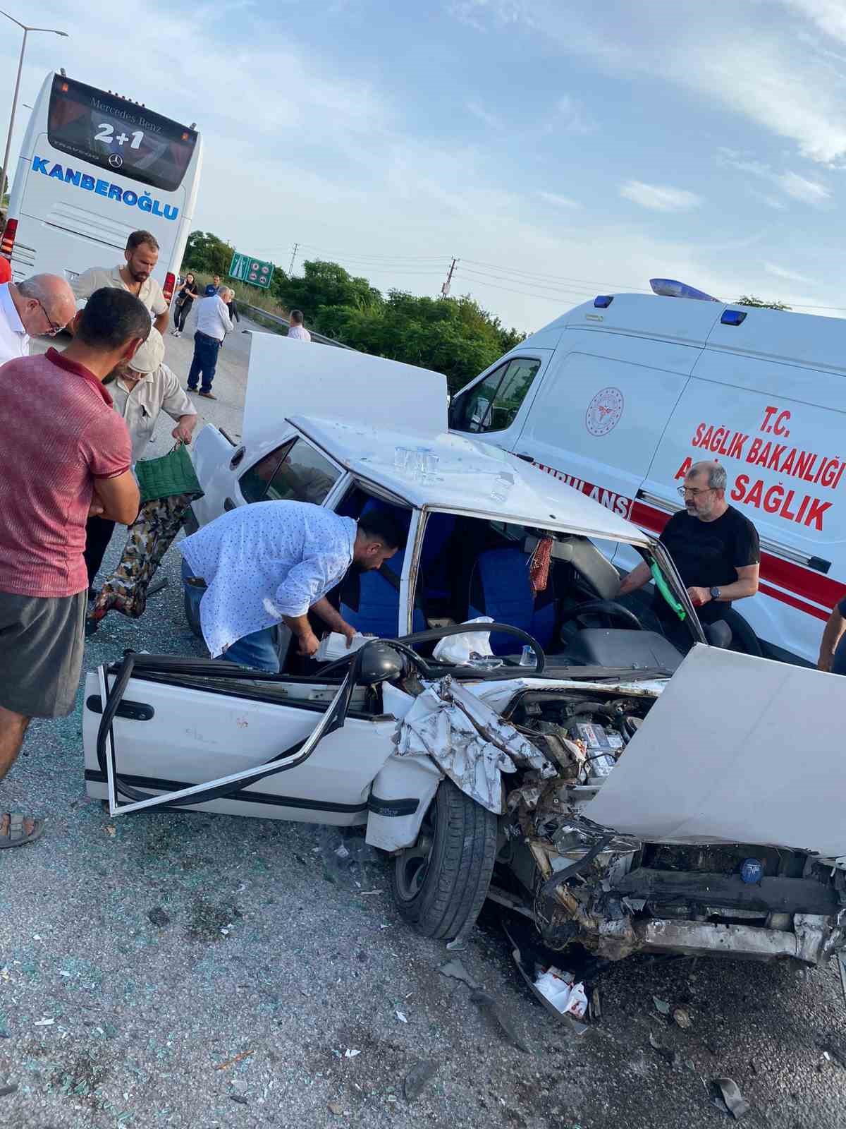 Otobüsle çarpışarak hurdaya dönen Tofaş’ın sürücüsü yaralandı
