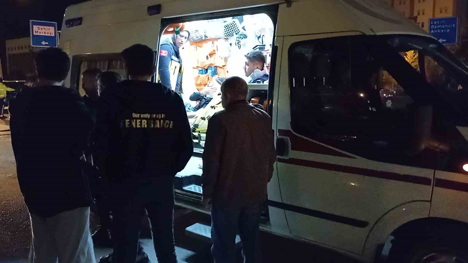 Otomobil hafif ticari araca çarptı: 3 yaralı