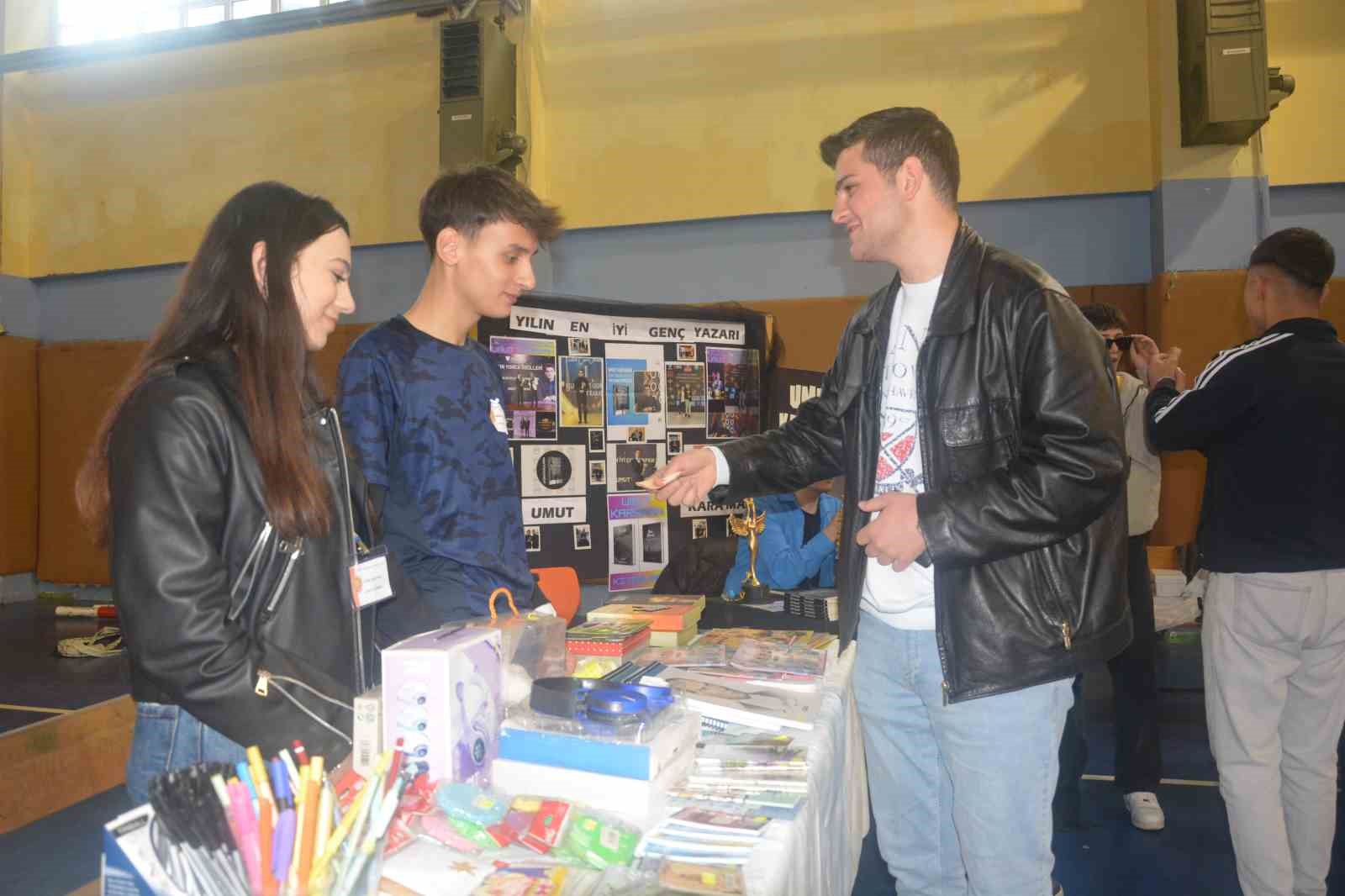 Öğrenciler, okullarının eksikleri için hayır çarşısı açtı