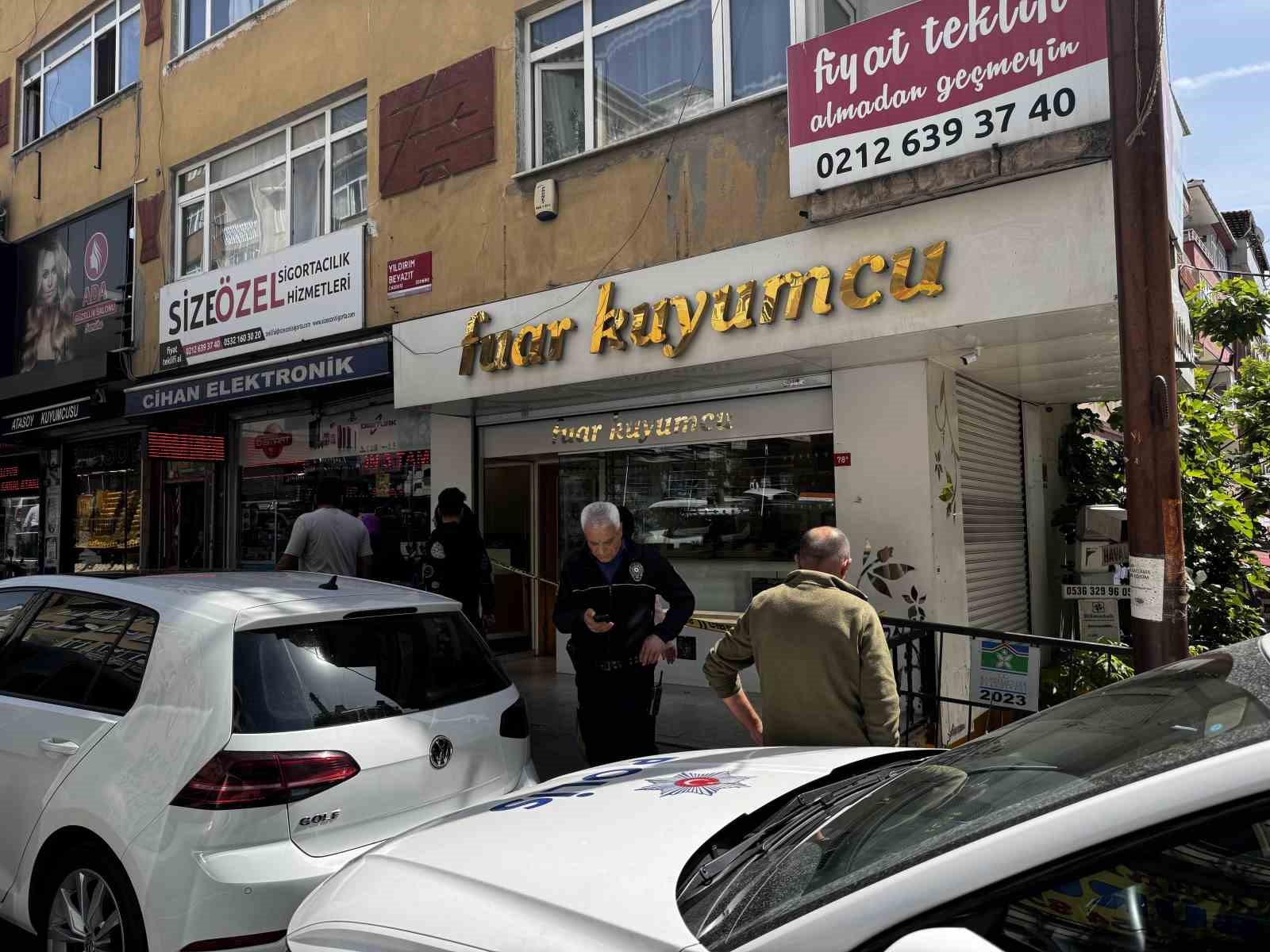 Bah&ccedil;elievler&rsquo;de havalandırma boşluğundan girip kuyumcu soydular