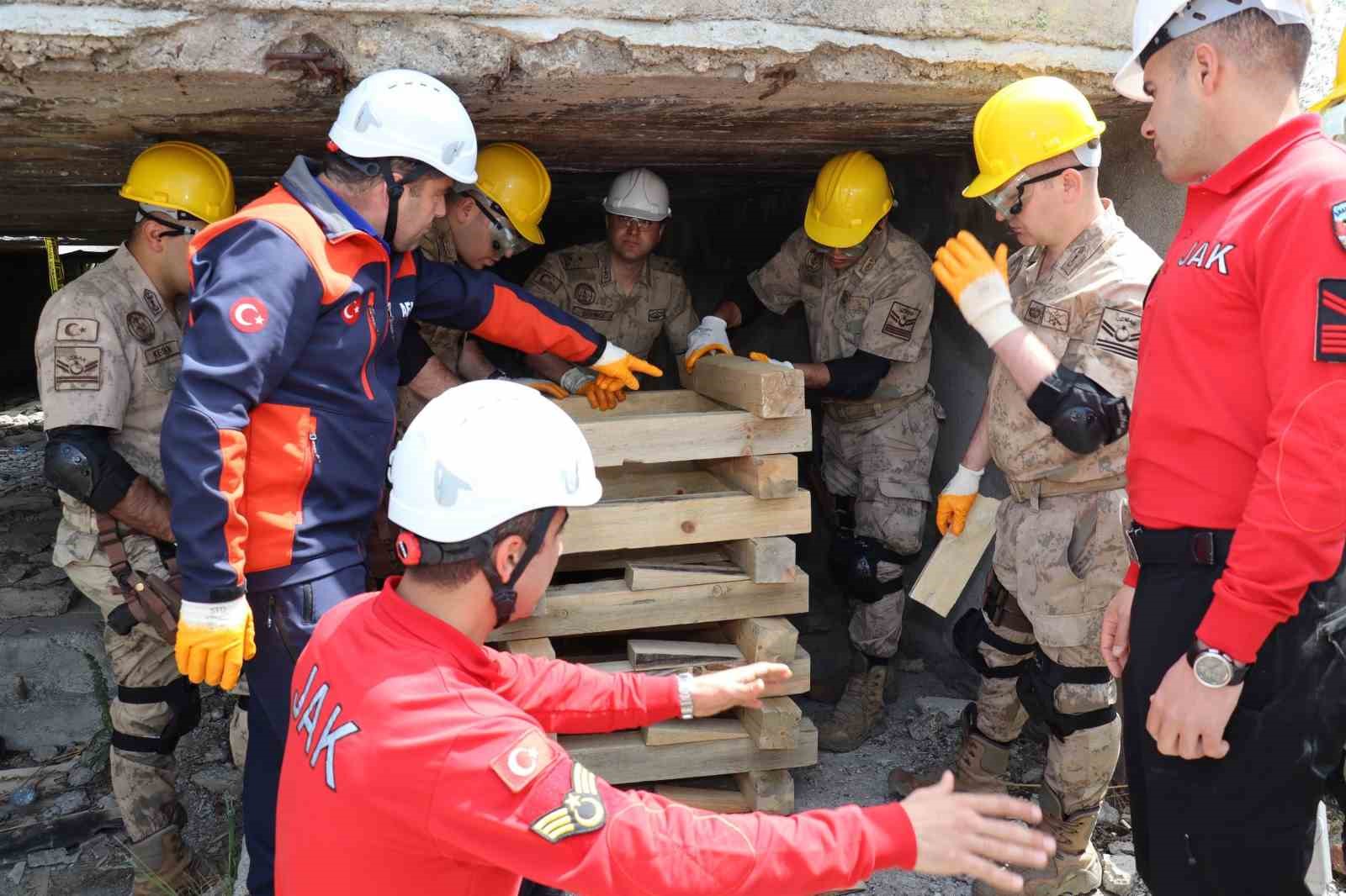 Amasya’da komandolara arama-kurtarma eğitimi
