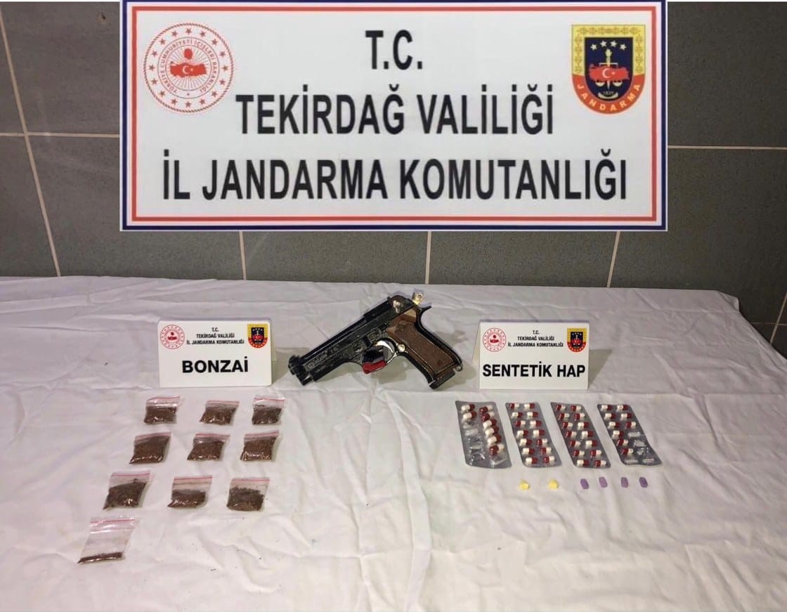 Tekirdağ&rsquo;da silah, ka&ccedil;ak i&ccedil;ki ve uyuşturucu ele ge&ccedil;irildi
