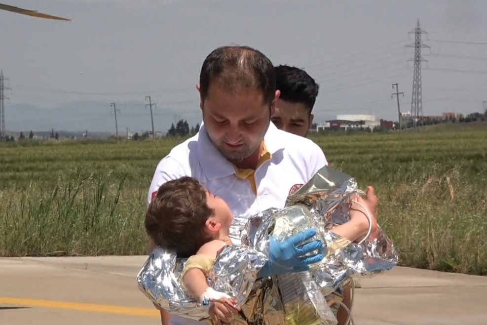 Diyarbakır’da ambulans helikopter, kaynar süt kazanına düşen çocuk için havalandı
