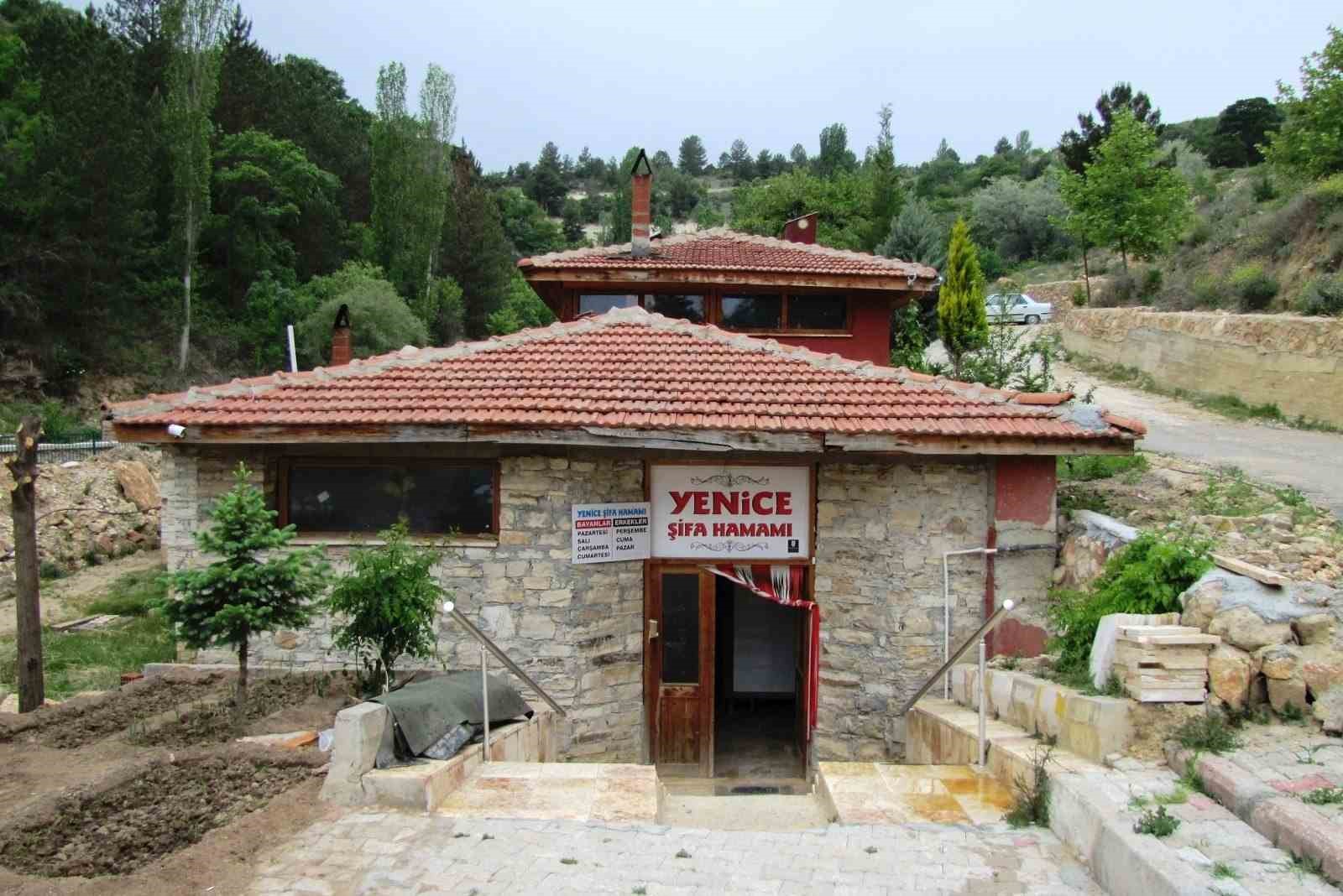 Yenicek&ouml;y şifa hamamı havuzuna doğal g&uuml;zellik katan devasa kaya
