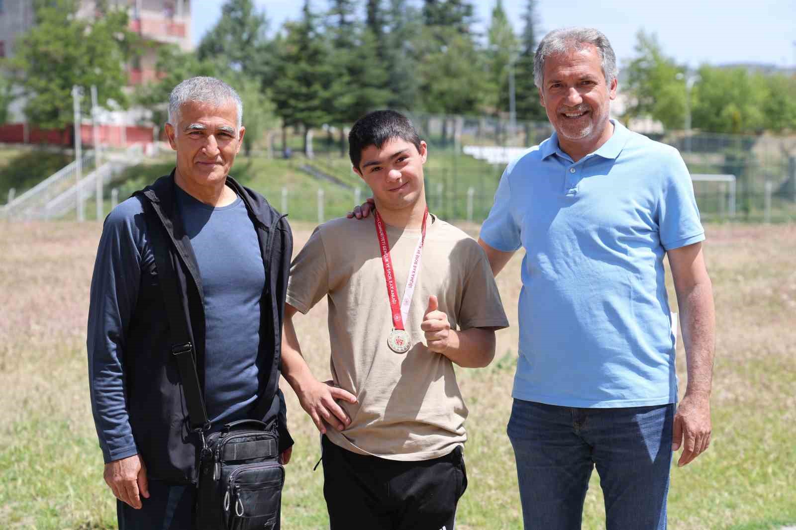 Özel sporcular atletizm yarışmasında ter döktü