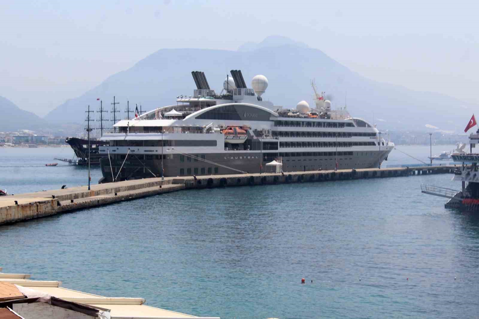 Fransız bayraklı 214 yolcu taşıyan gemi Alanya’ya geldi