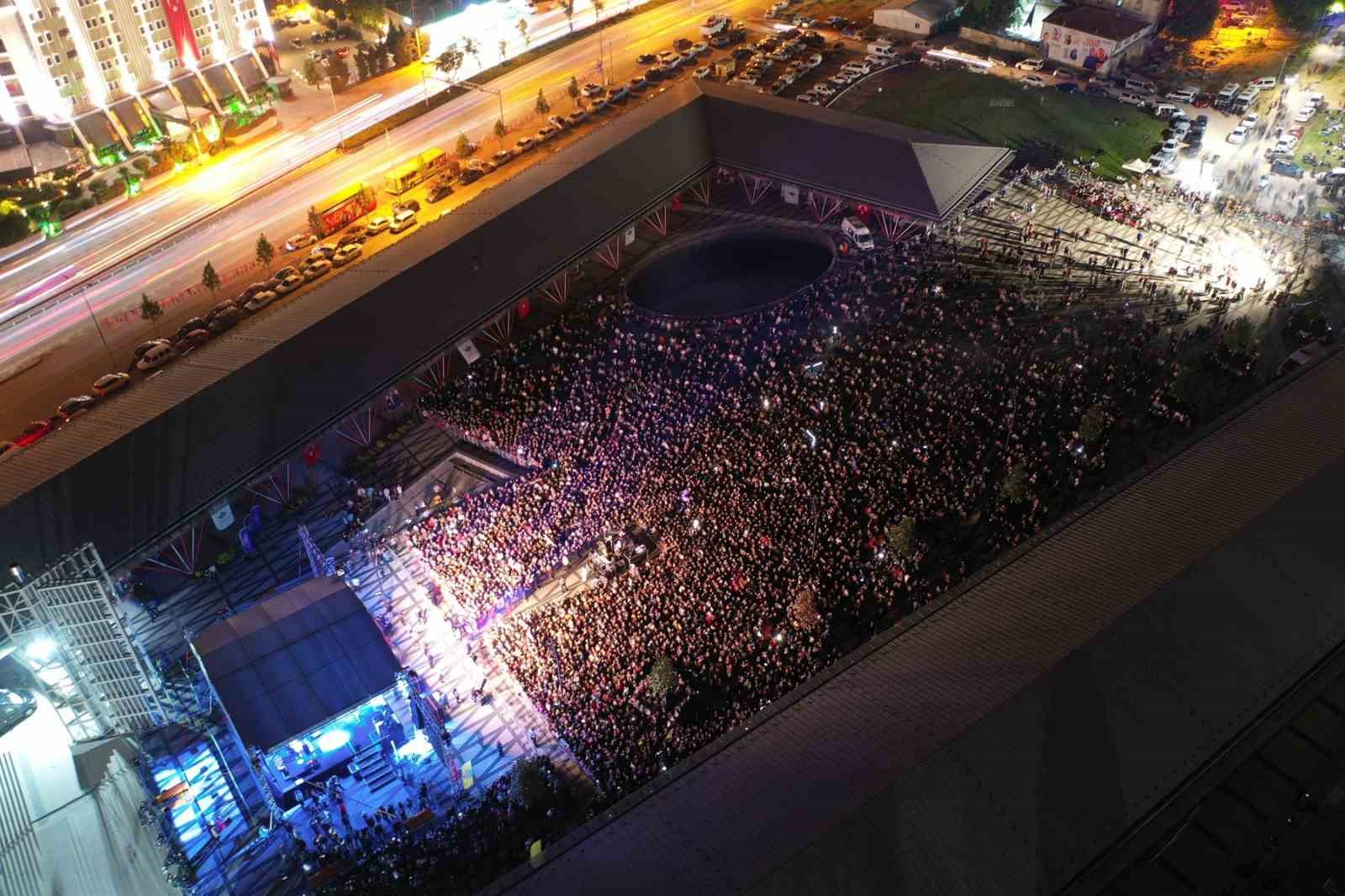 Bursa&rsquo;da Haluk Levent s&ouml;yledi, on binler eşlik etti
