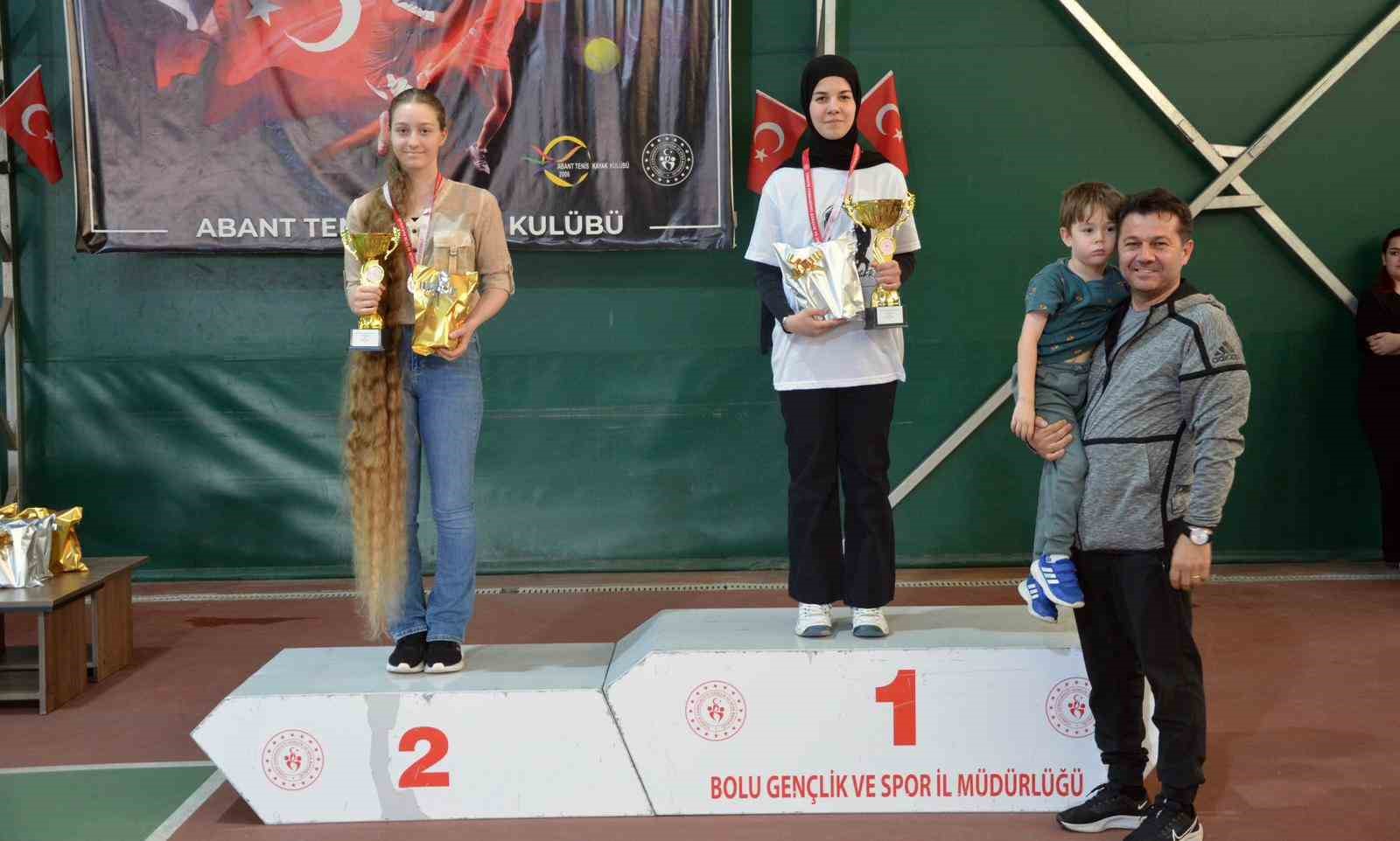 120 sporcunun katıldığı tenis turnuvası sona erdi
