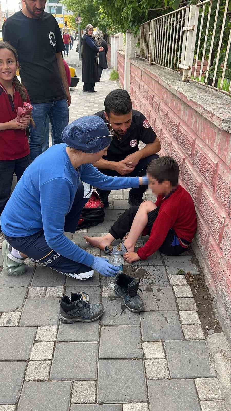 Ticari taksinin çarptığı çocuk, ambulanstan kaçtı
