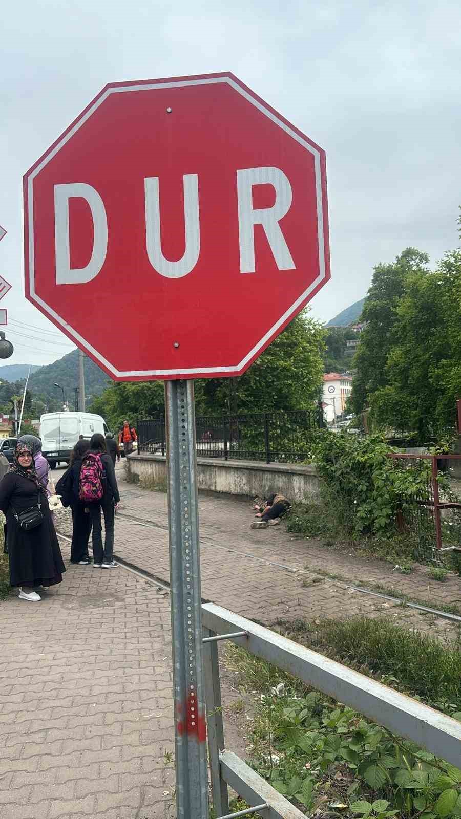 Sokak ortasında baygınlık ge&ccedil;irdi
