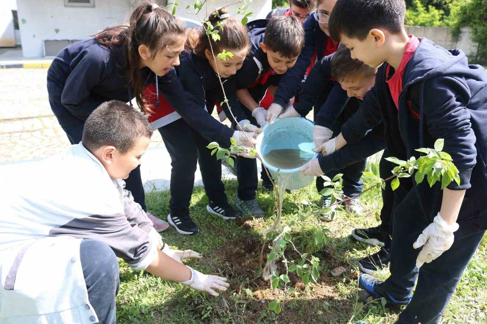 &Ouml;ğrenciler Maden M&uuml;zesi&rsquo;nin bah&ccedil;esinde fidan dikti
