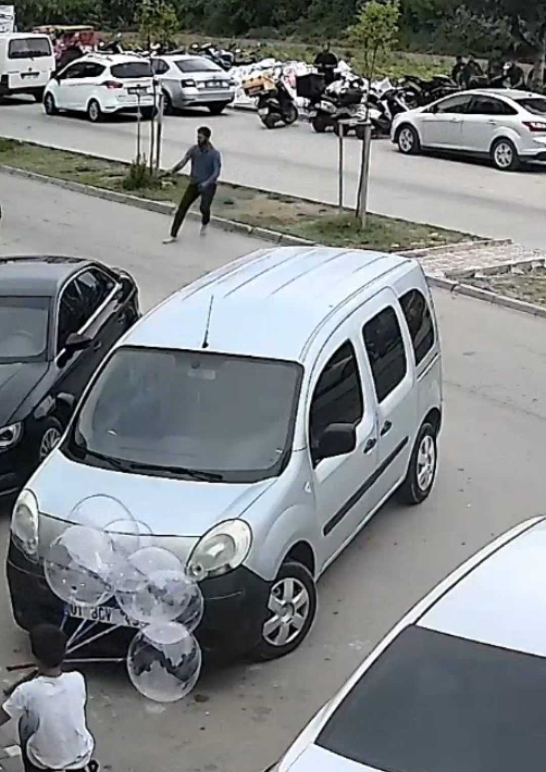 Darp edilen kuryenin dehşet sa&ccedil;tığı anlar ortaya &ccedil;ıktı
