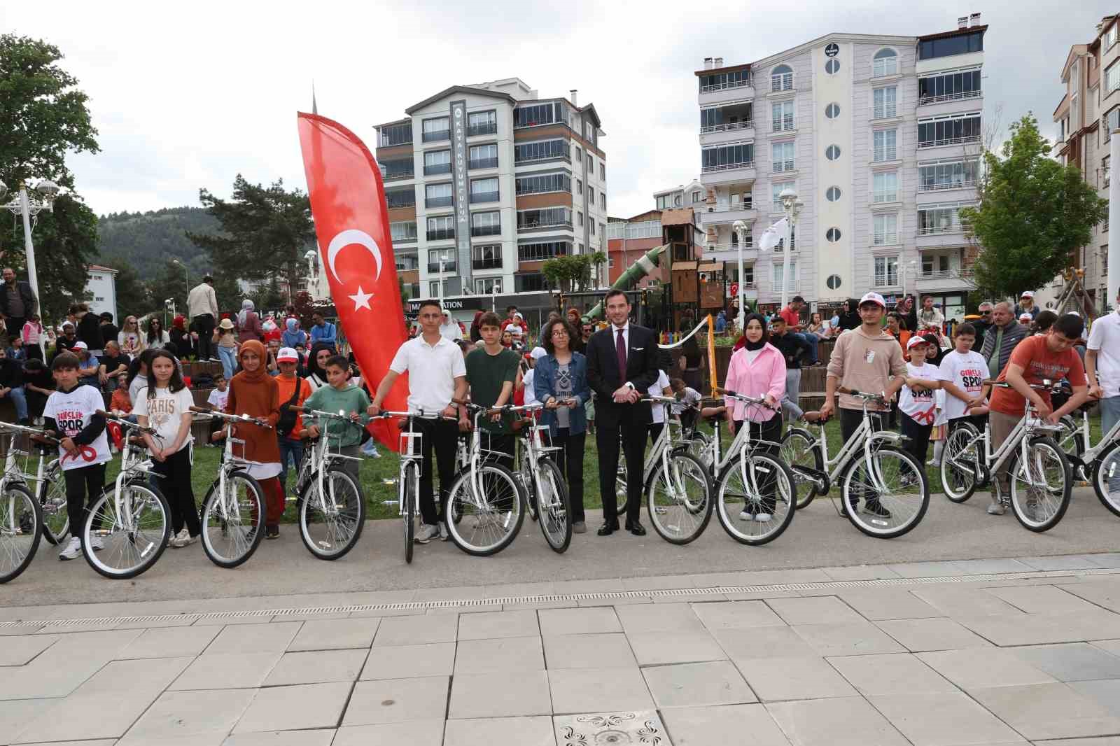 Başkan Yazıcıoğlu, başarılı gençlere bisiklet hediye etti
