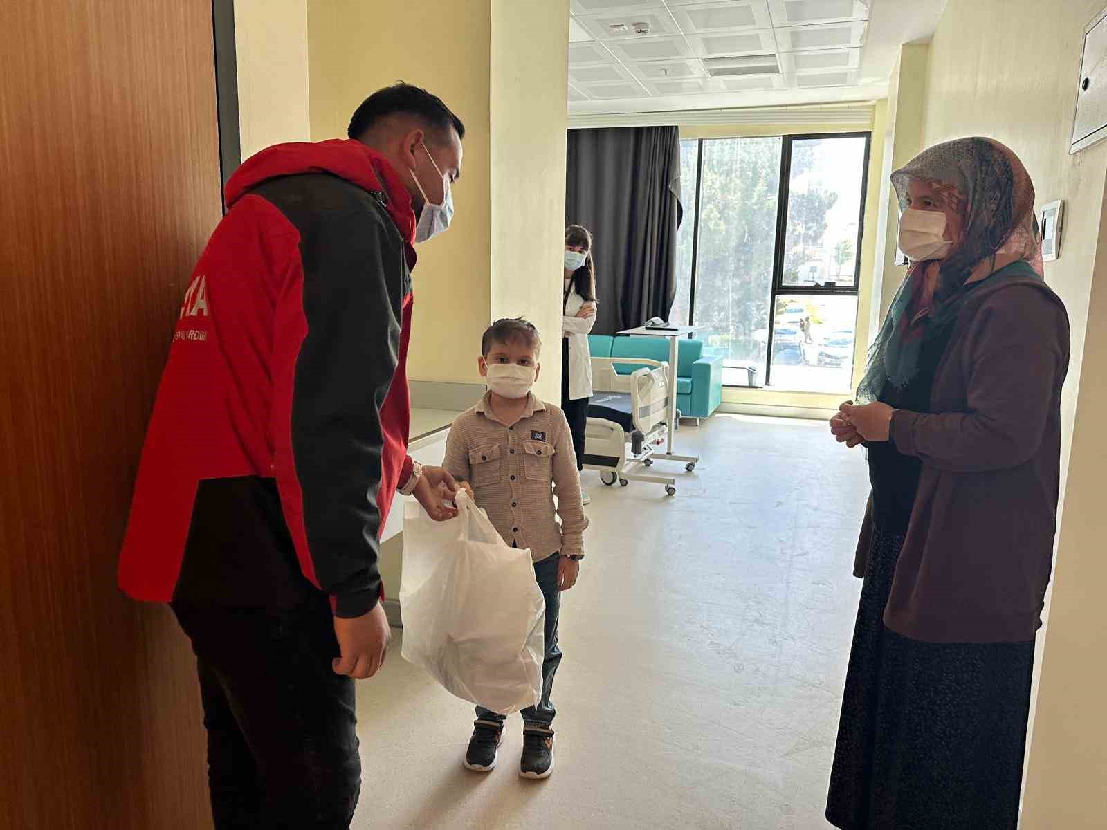Onkoloji Hastanesi&rsquo;nde tedavi g&ouml;ren &ccedil;ocuklara moral ziyareti
