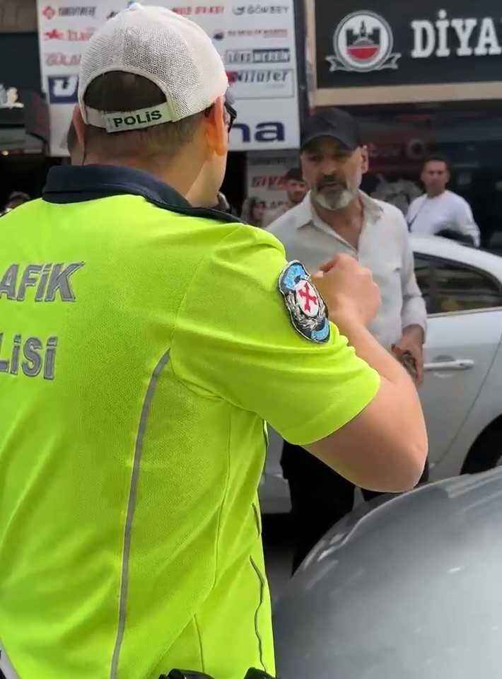 Aracını polisin üzerine sürdü, sonra bağırıp araç camına vurdu