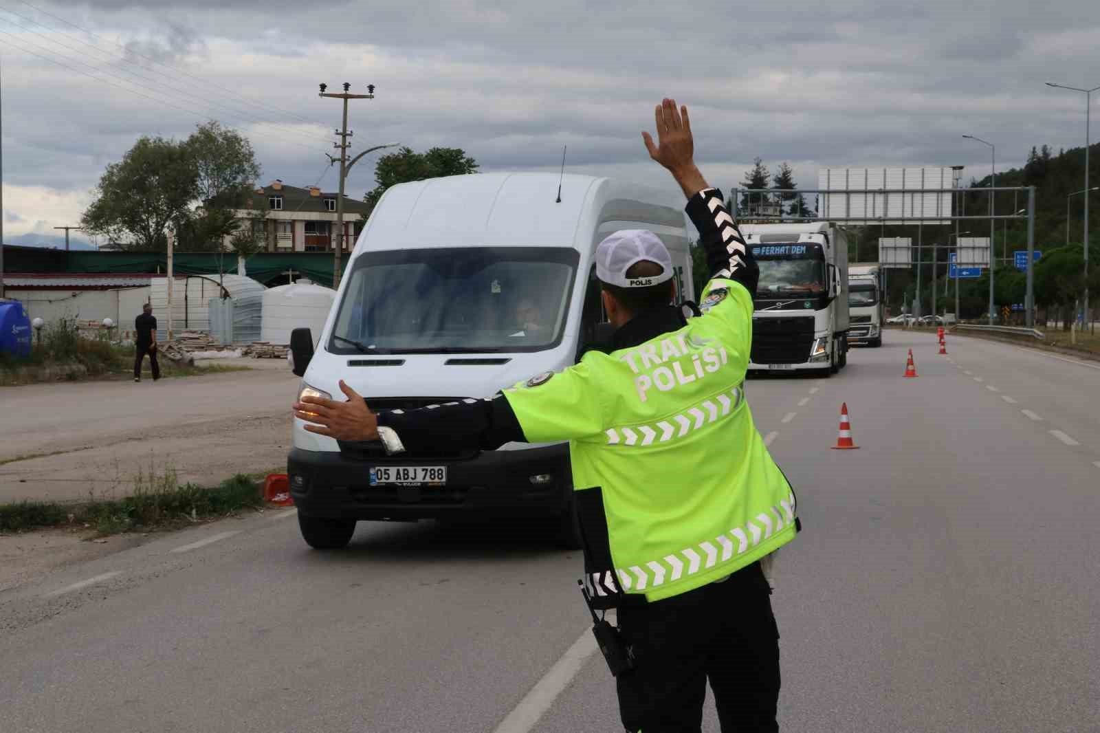 Taşova’da polis yük taşıyan araçları denetledi