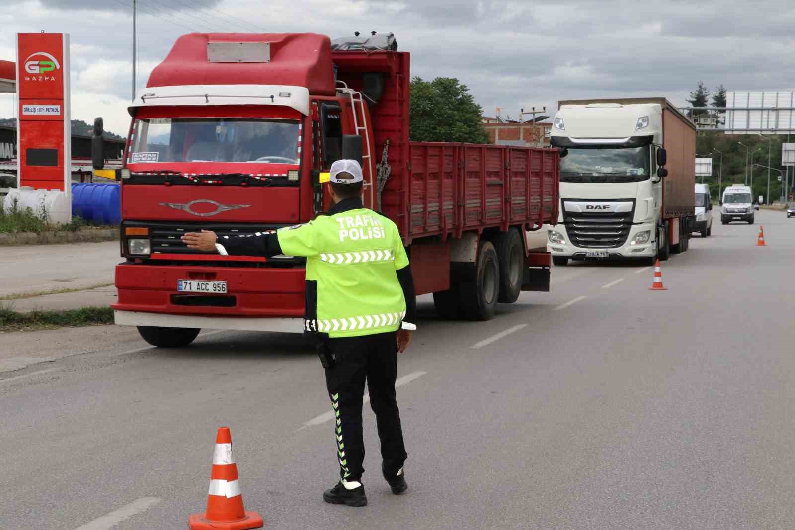 Taşova’da polis yük taşıyan araçları denetledi
