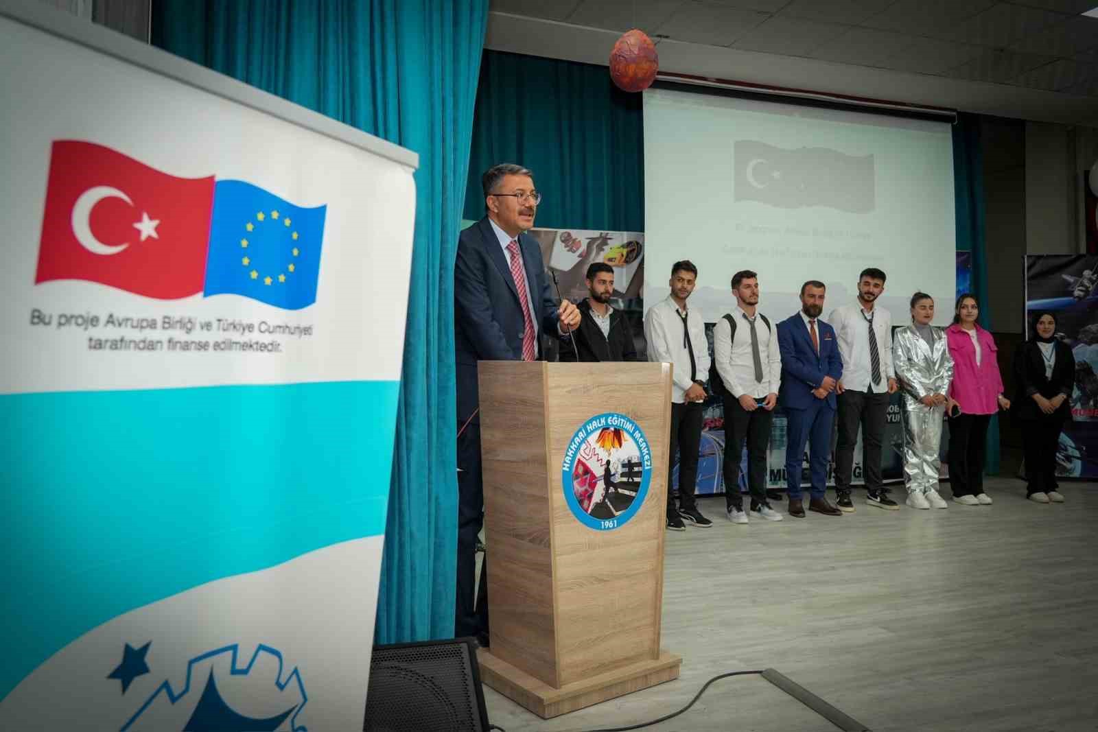 Vali Çelik "Geleceğin Teknoloji Yıldızları Yetişiyor" tiyatro gösterisine katıldı