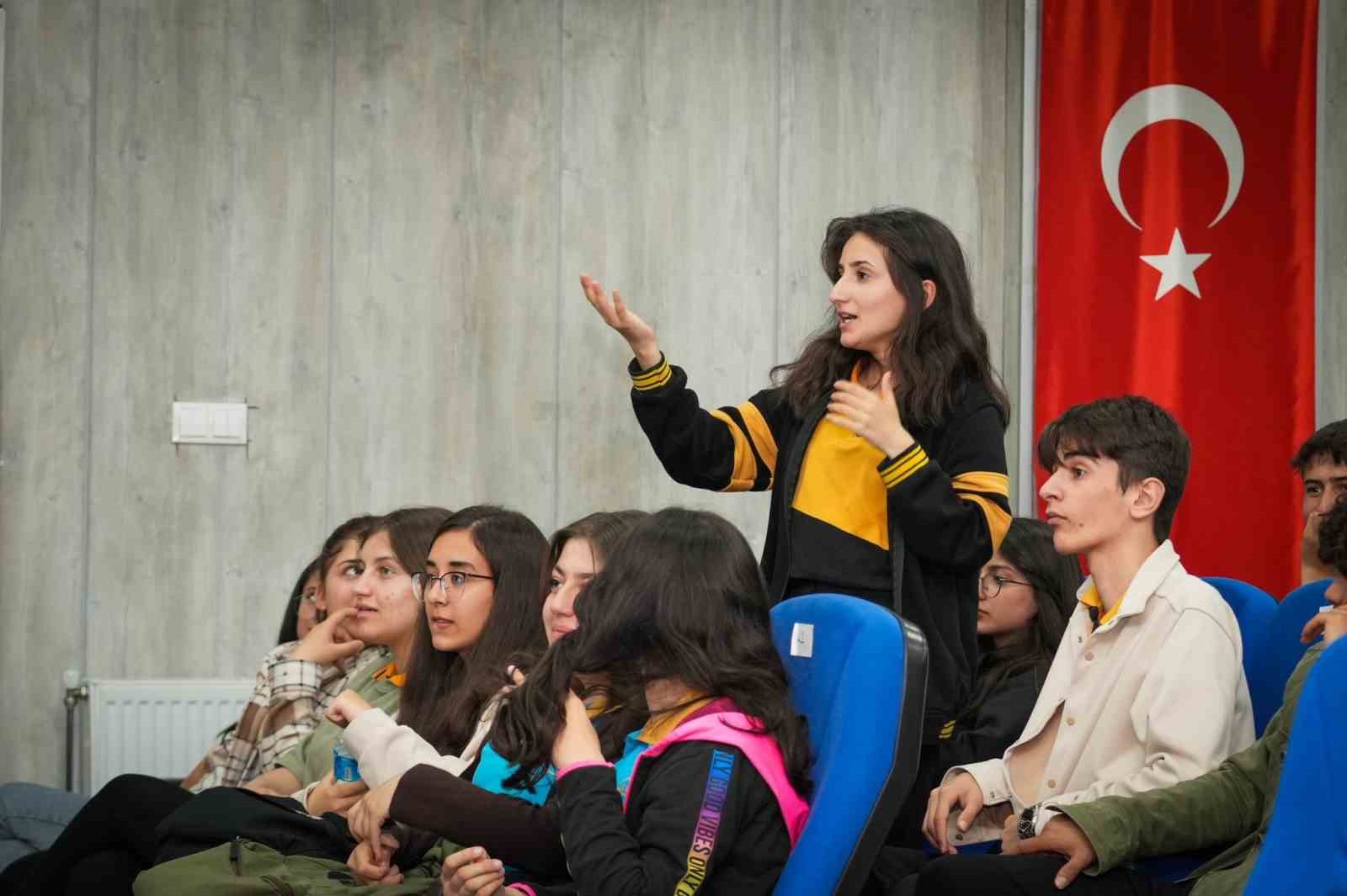 Vali &Ccedil;elik "Geleceğin Teknoloji Yıldızları Yetişiyor" tiyatro g&ouml;sterisine katıldı
