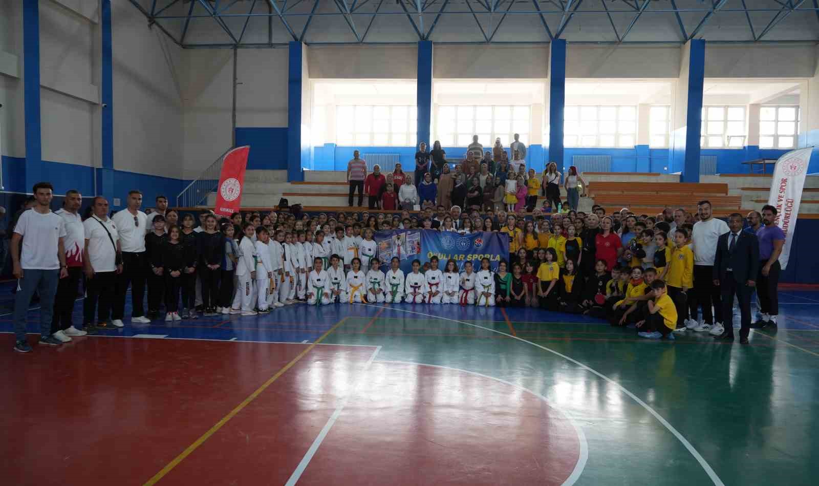 &Ccedil;ocukları tehdit eden tehlike 3T: Validen &rsquo;dijital bağımlısı&rsquo; olmayın, &rsquo;spor yapın&rsquo; &ccedil;ağrısı
