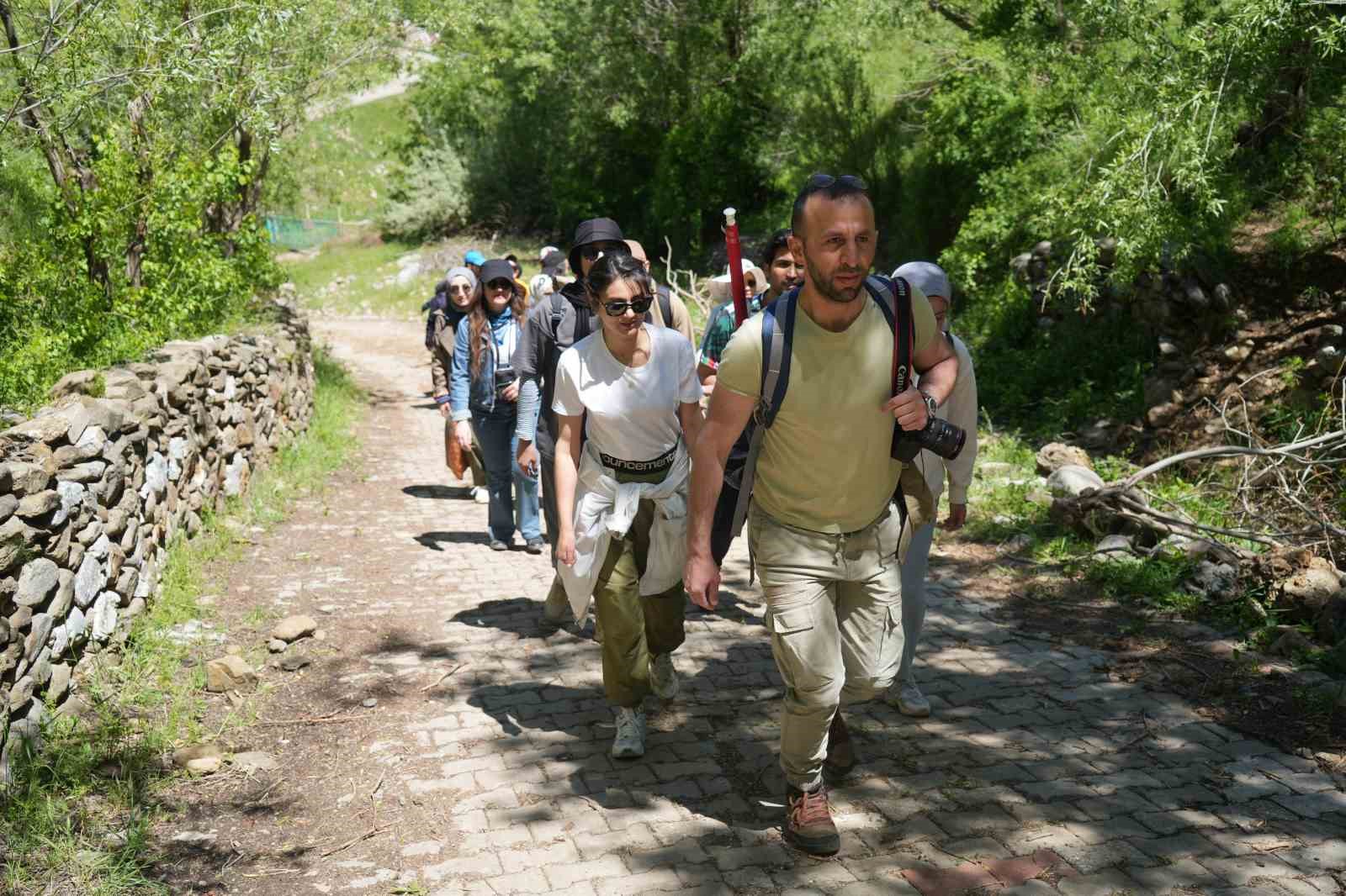 Doğaseverlerden Mehmetcan Bağları’na doğa yürüyüşü