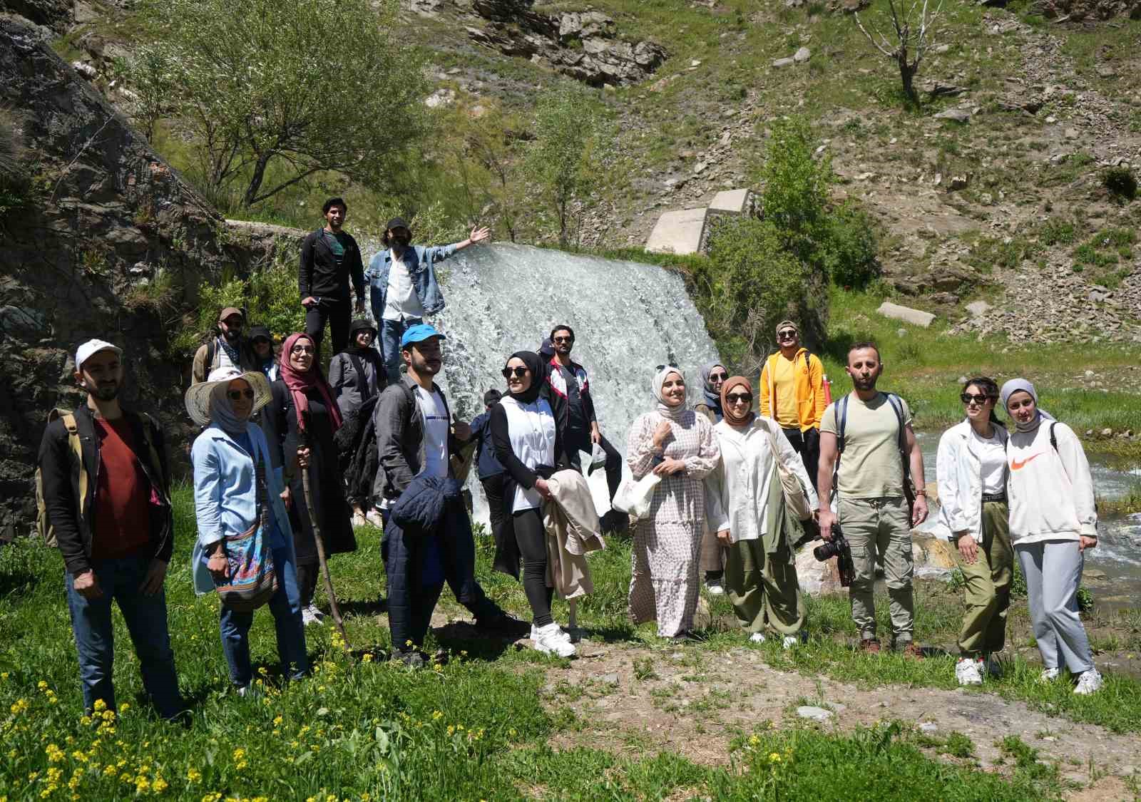 Doğaseverlerden Mehmetcan Bağları’na doğa yürüyüşü
