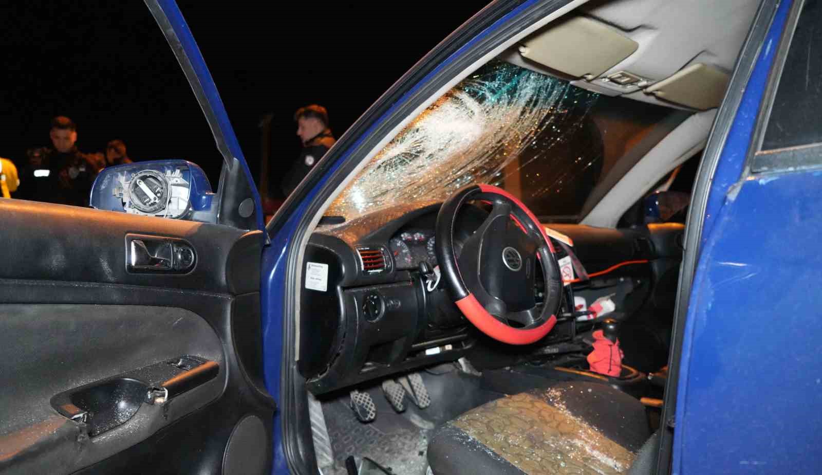 Ref&uuml;je &ccedil;arpan otomobil metrelerce s&uuml;r&uuml;klendi: 2 yaralı
