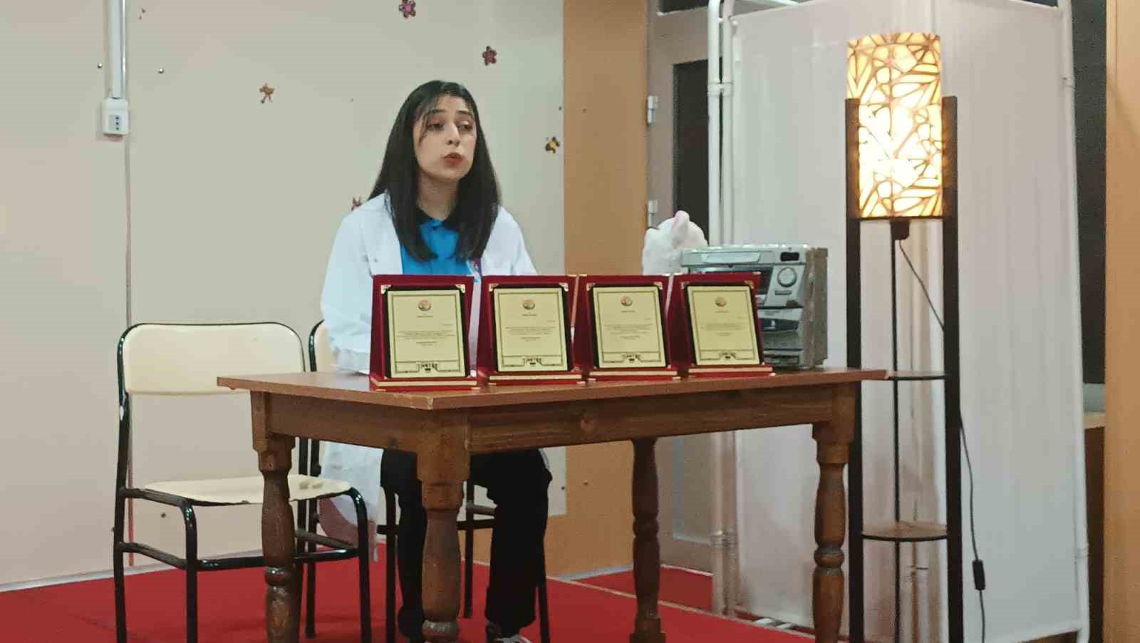 Bitlis’teki öğrenciler tiyatro yarışmasında Türkiye birincisi oldu
