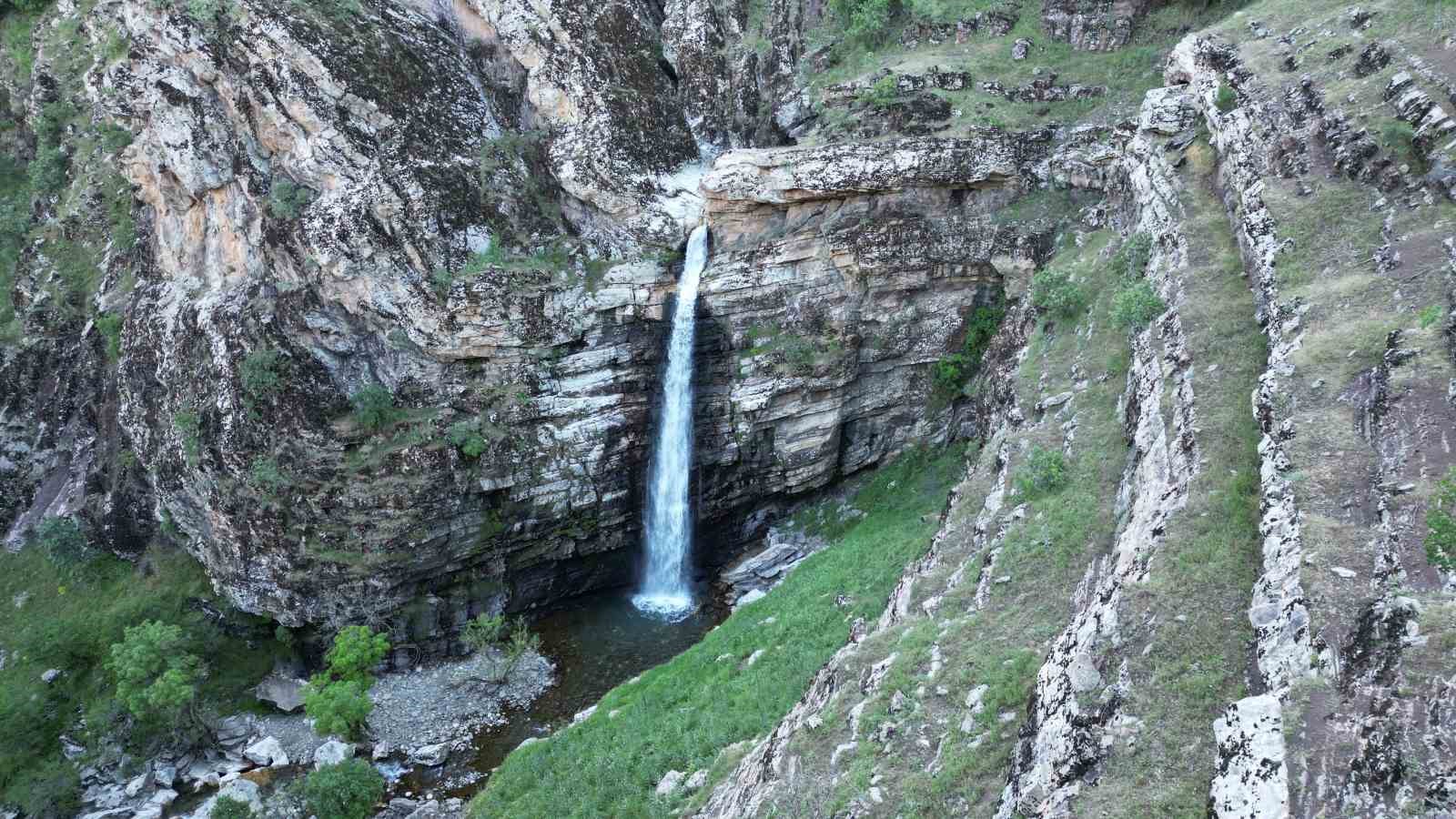 Beytüşşebap ilçesinde dev kanyon ve şelale havadan görüntülendi