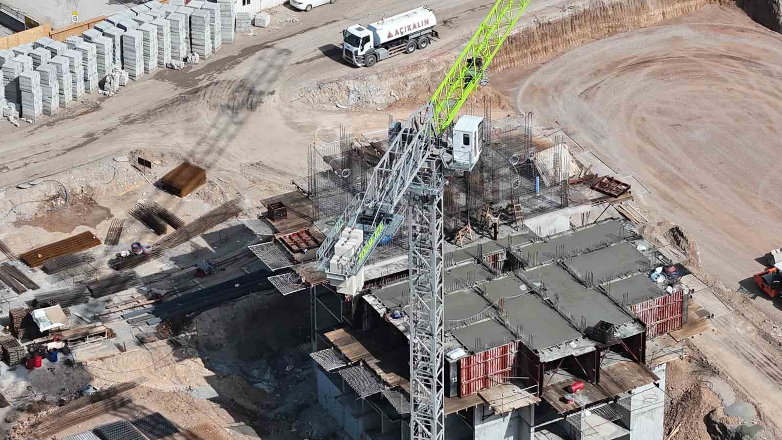 Depremin simgesi Ebrar Sitesi&rsquo;nin yerinde binalar y&uuml;kseliyor