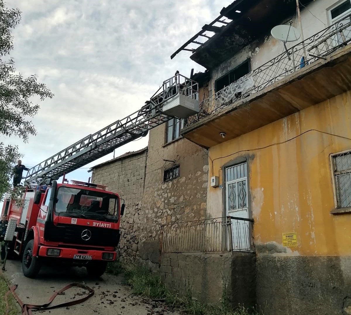 Malatya&rsquo;da ev yangını, 2 kişi dumandan etkilendi
