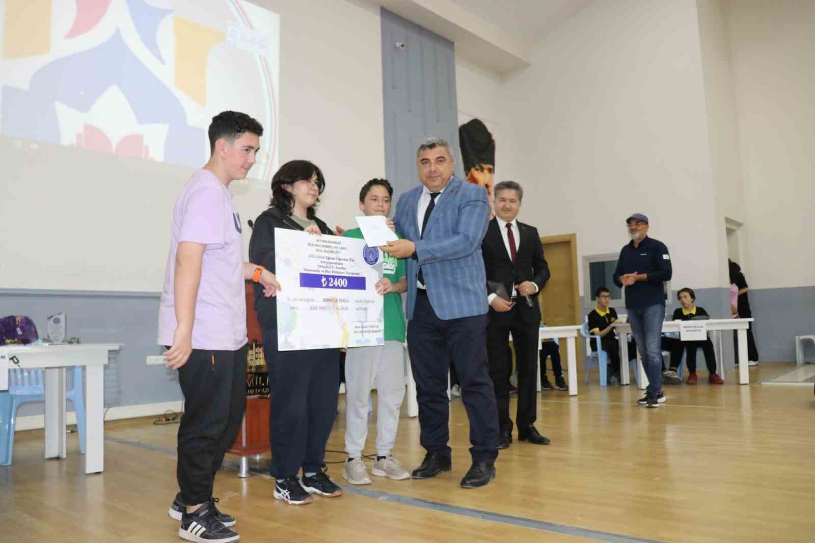 Yarışmanın birincisi Neriman İbrahim K&uuml;&ccedil;&uuml;kkurt Ortaokulu
