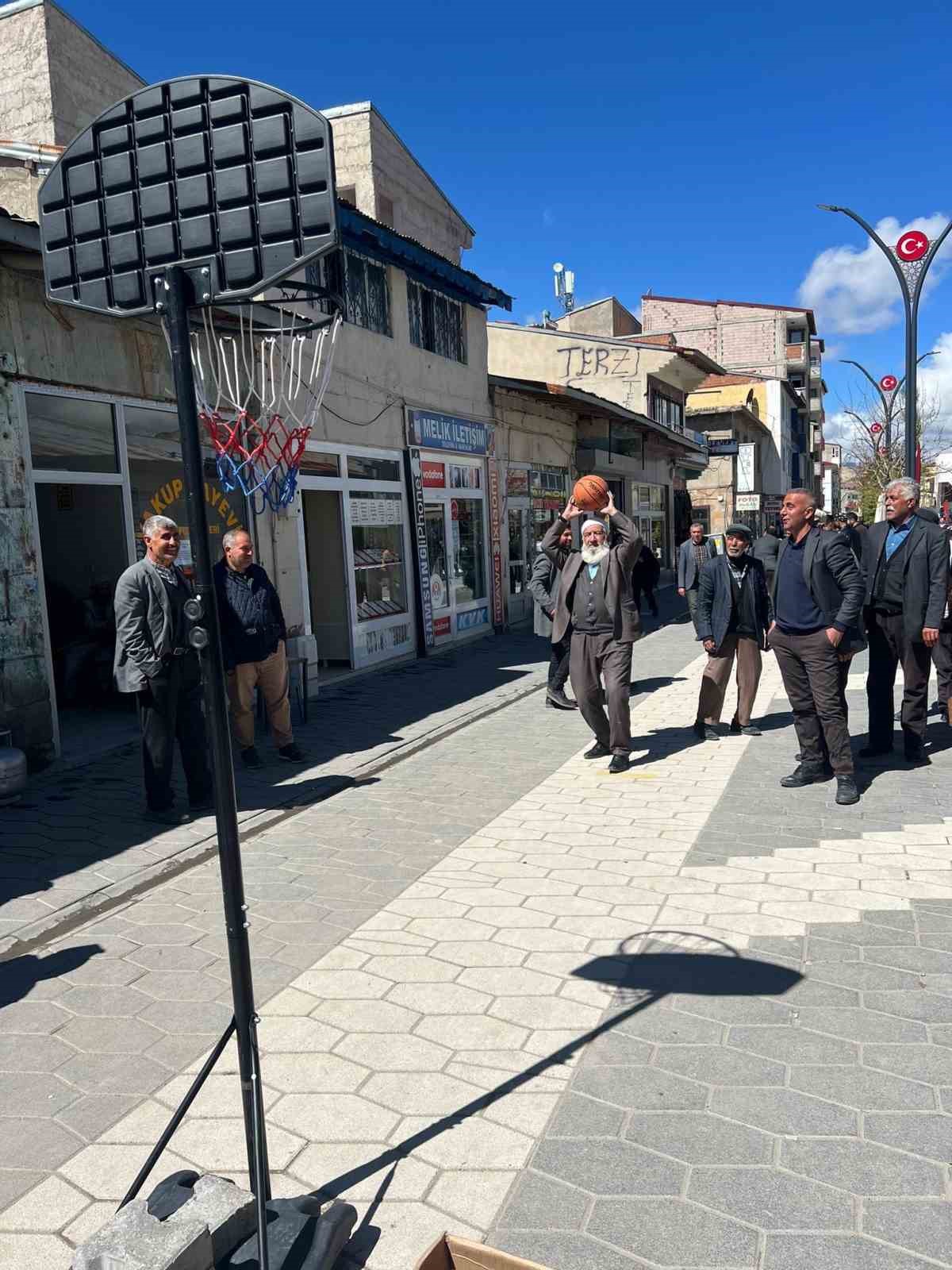 71 yaşındaki Zeki Boztepe gençlere taş çıkardı
