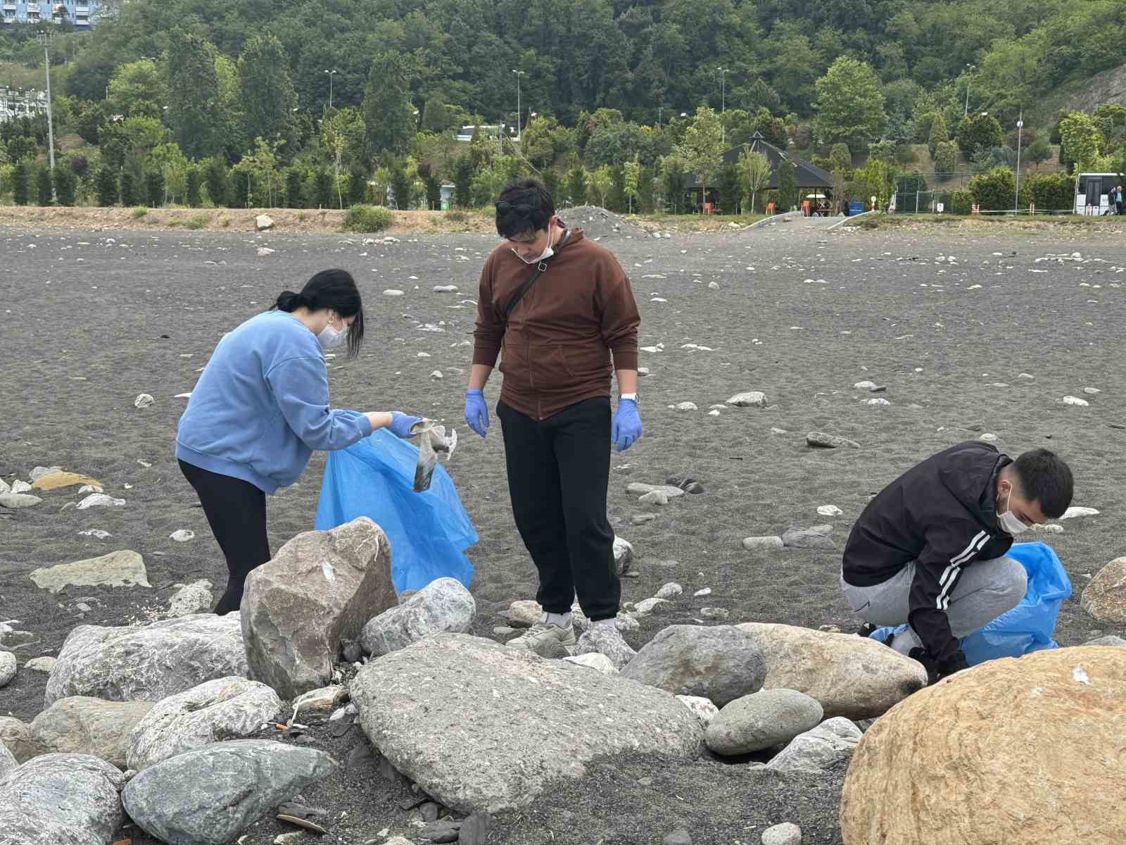 &Ouml;ğrenciler sahilden poşet poşet &ccedil;&ouml;p topladı
