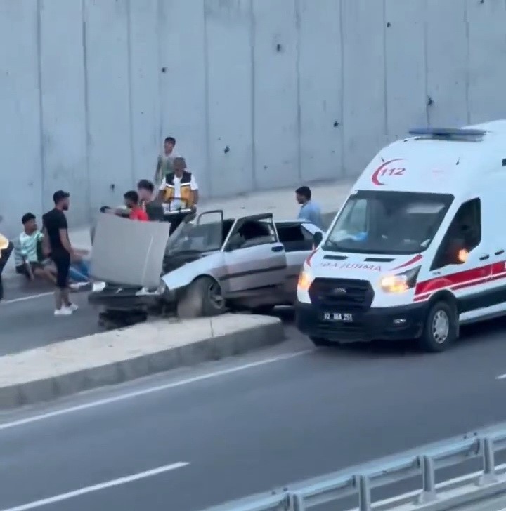 İki otomobil &ccedil;arpıştı: 3 yaralı
